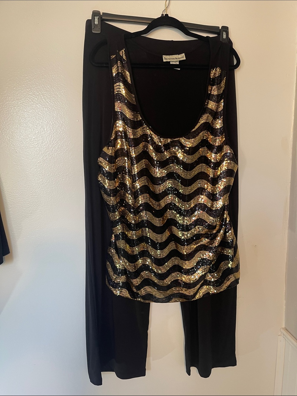 Womens plus size outfit 2X 3X Sequin Chevron Black & Gold tank, jacket, pants - Picture 9 of 17